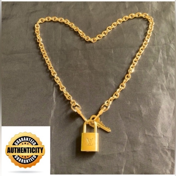 ✅ AUTHENTIC LOUIS VUITTON LOCK&KEY PENDANT - Picture 1 of 6